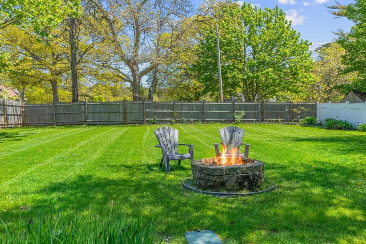 Cottage Oasis by Lake with Kayaks Fire Pit and a Huge Yard