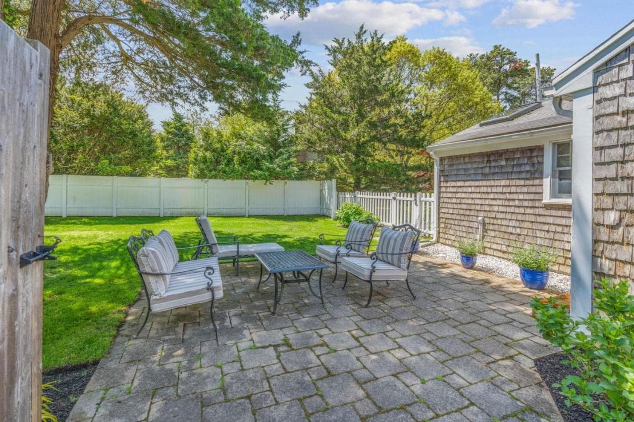 Cottage Oasis by Lake with Kayaks Fire Pit and a Huge Yard