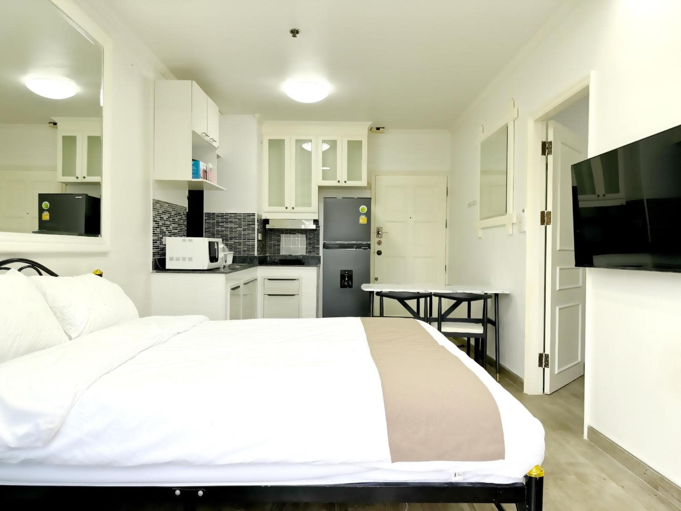 Center Bangkok Suite next to Platinum mall