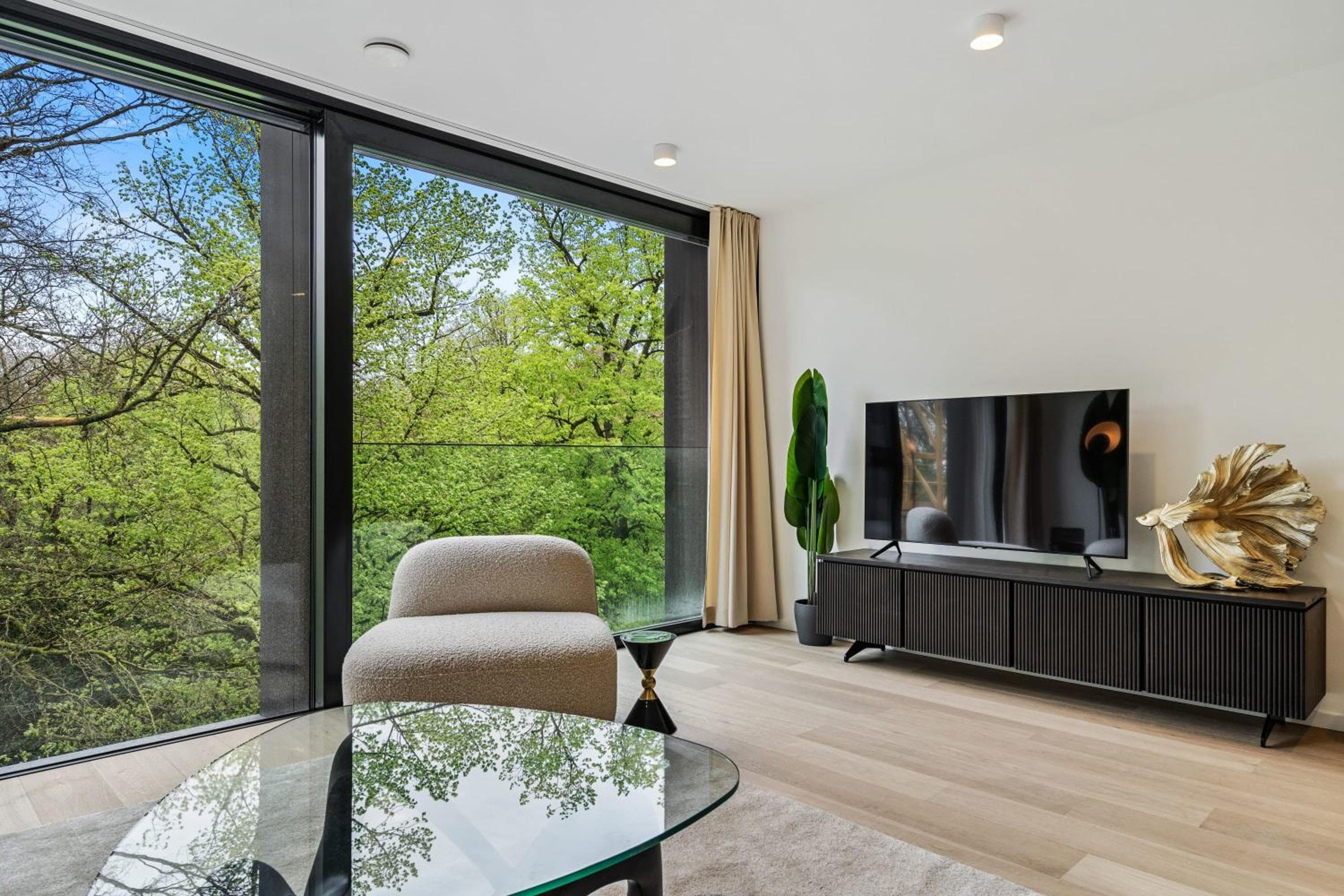Spacious 6th-Floor Gem: Modernity Meets Comfort