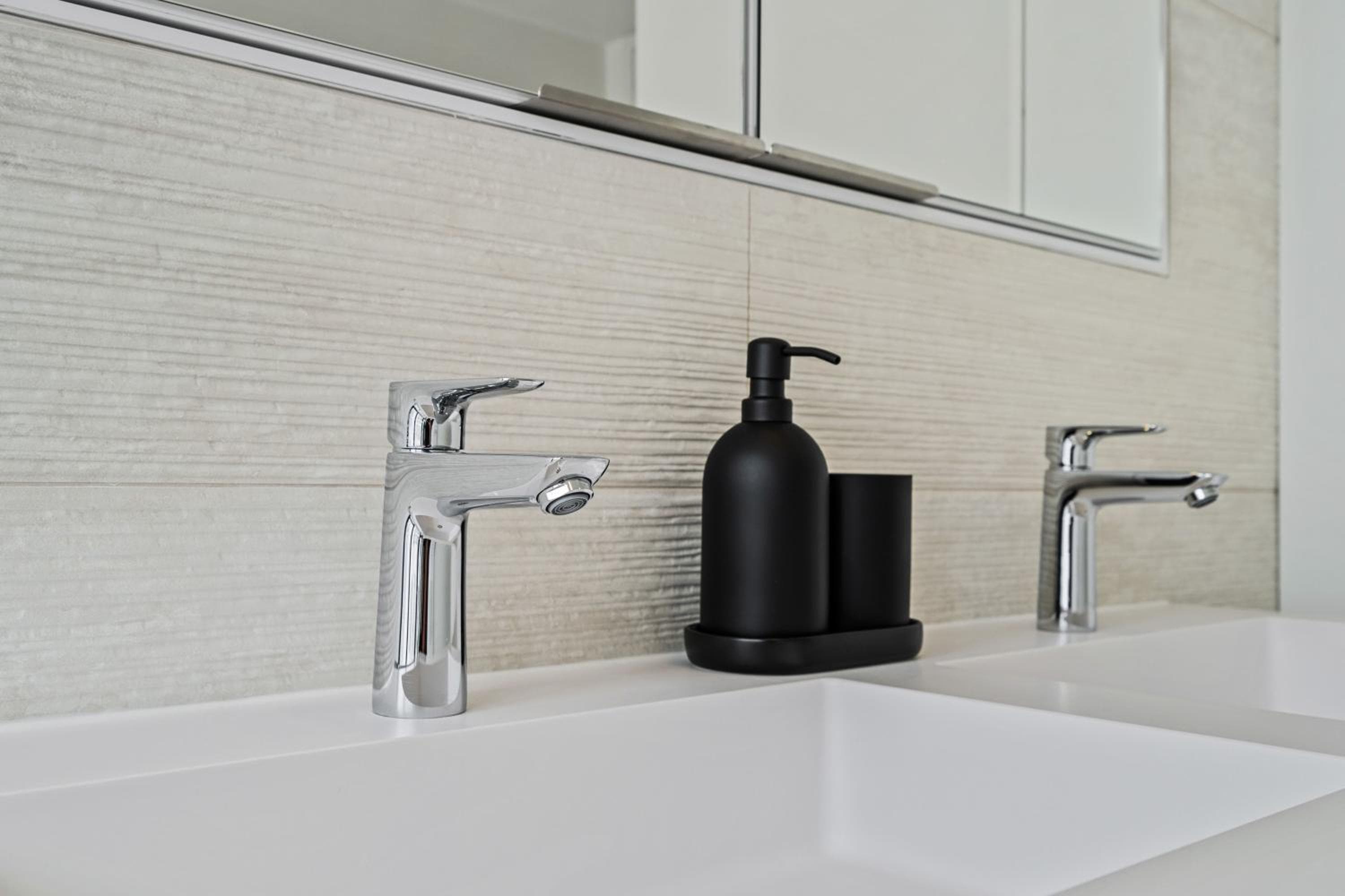 Upscale Urban Apartment Style & Comfort for Six