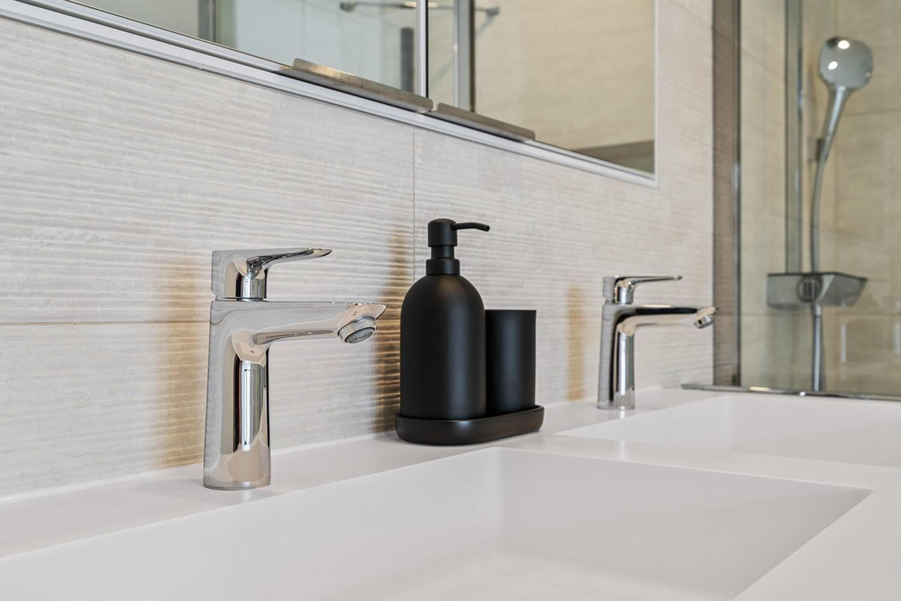 Upscale Urban Apartment Style & Comfort for Six