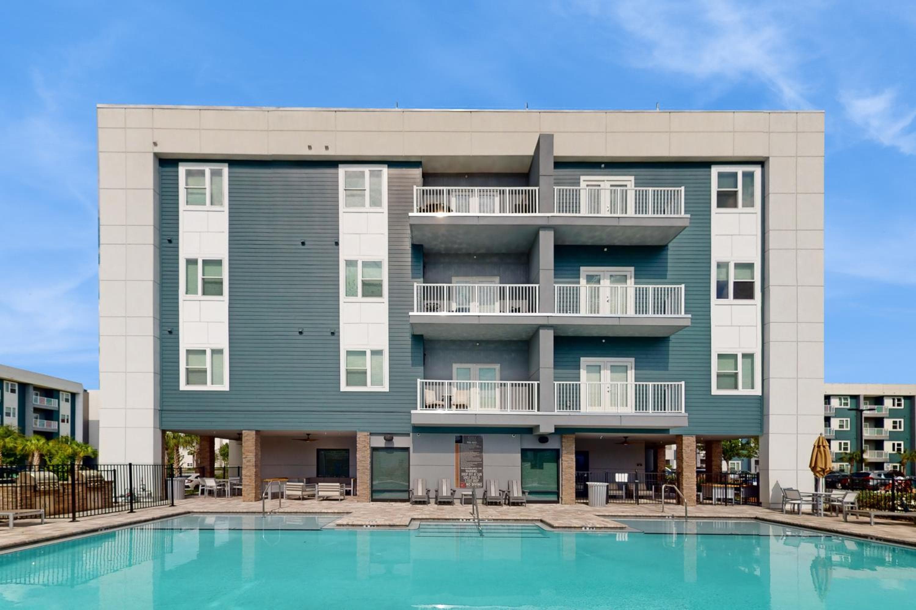 2 Mi to UF Campus! Modern Luxury Apt w/ Pool