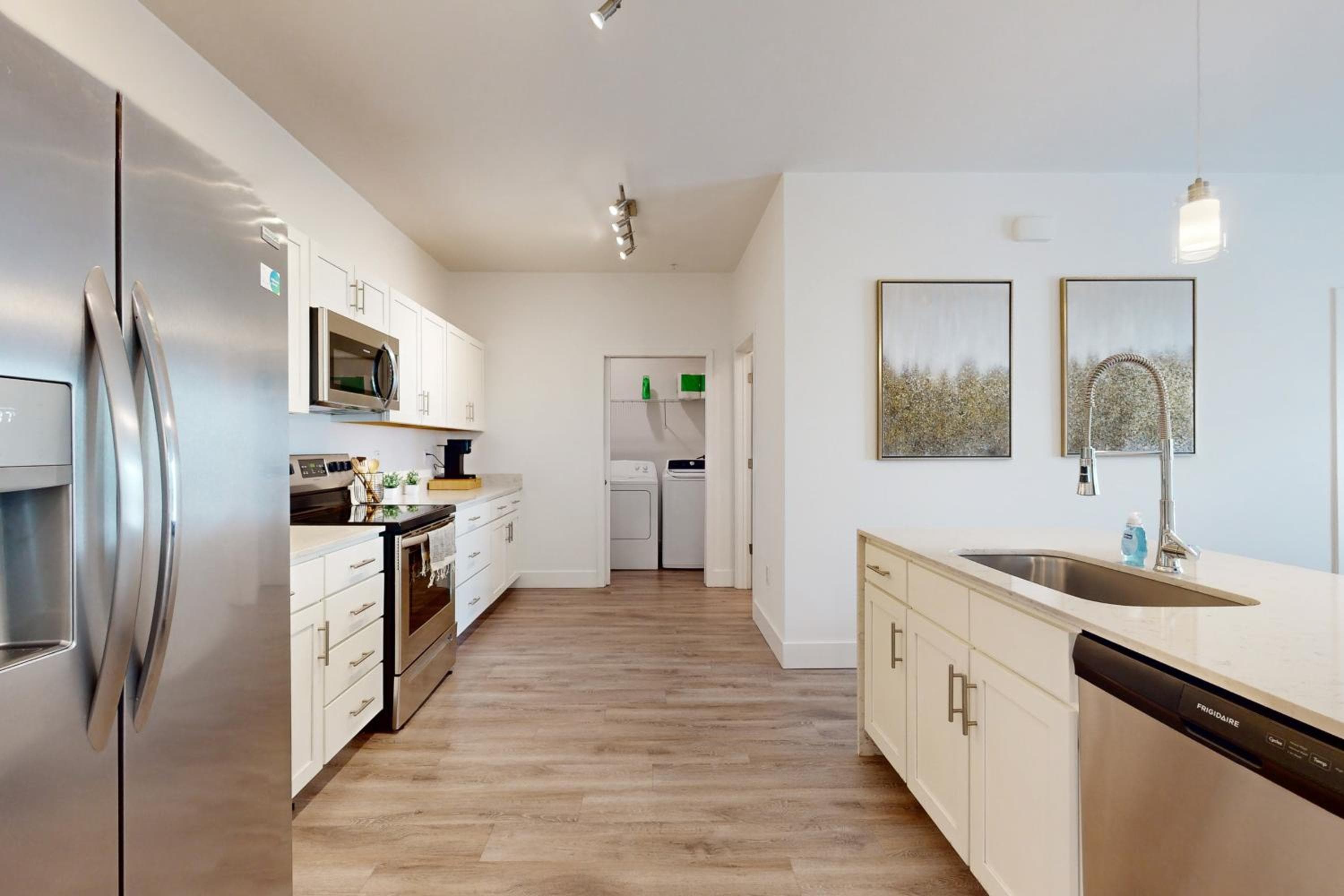 2 Mi to UF Campus! Modern Luxury Apt w/ Pool
