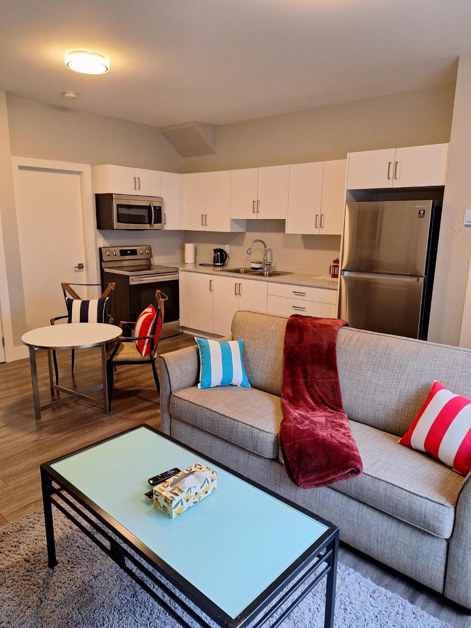 Two Bedroom Suite with AC, Sleeps 8! Complimentary Snacks & Drinks