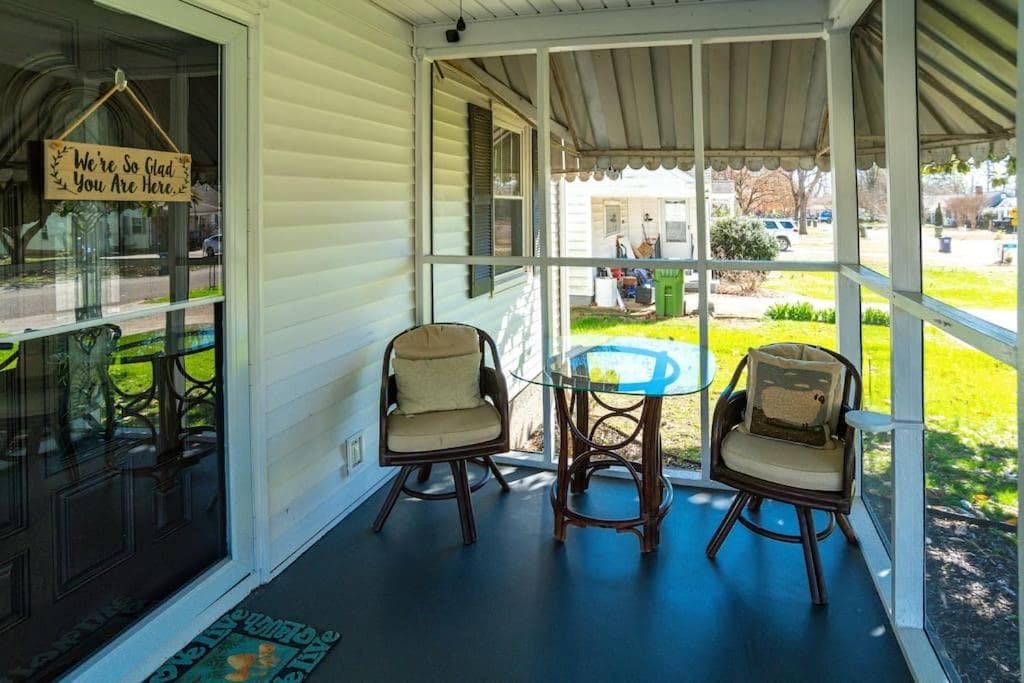 Peaceful home in downtown Huntsville with nice back patio!