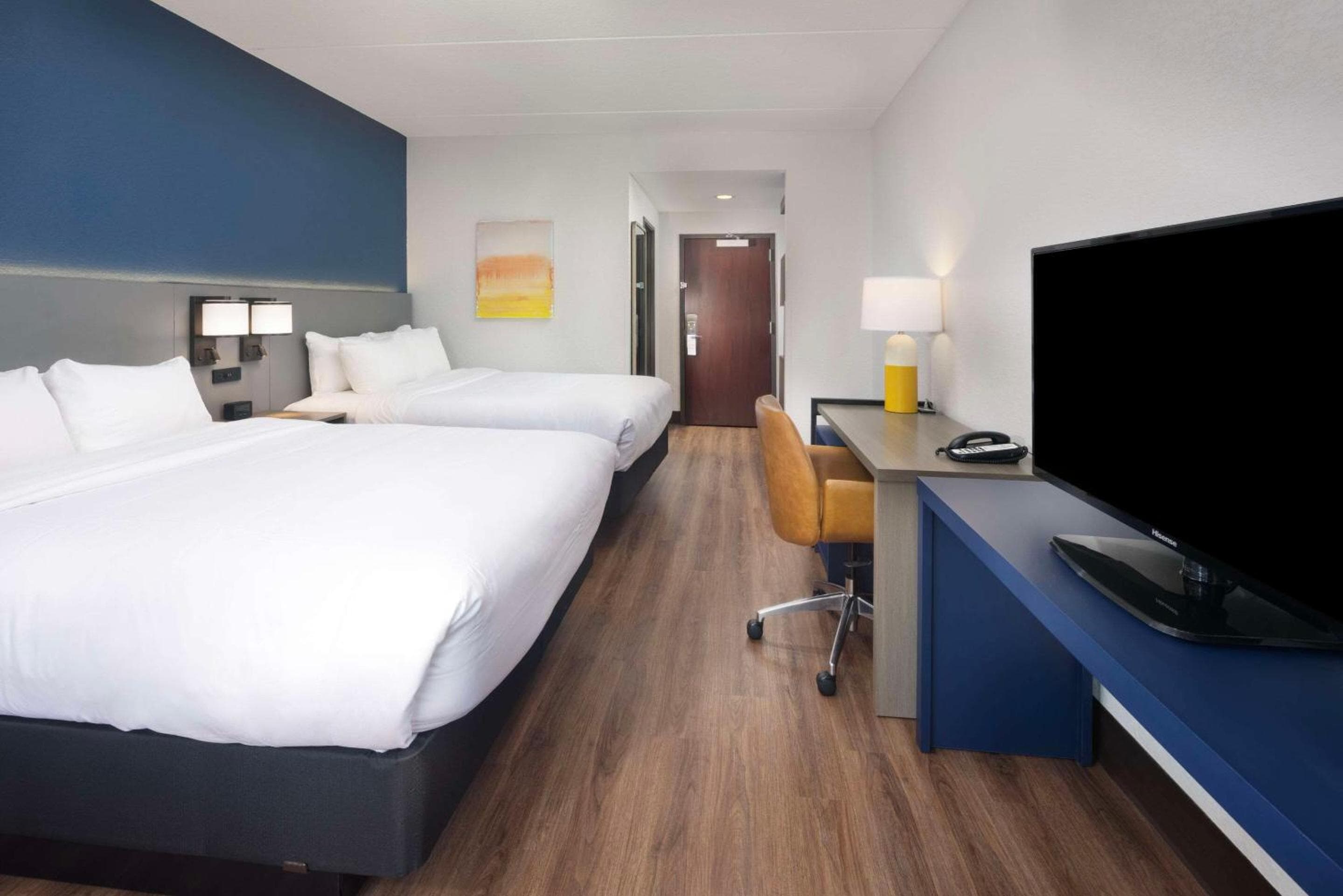 Comfort Suites Outlet Center