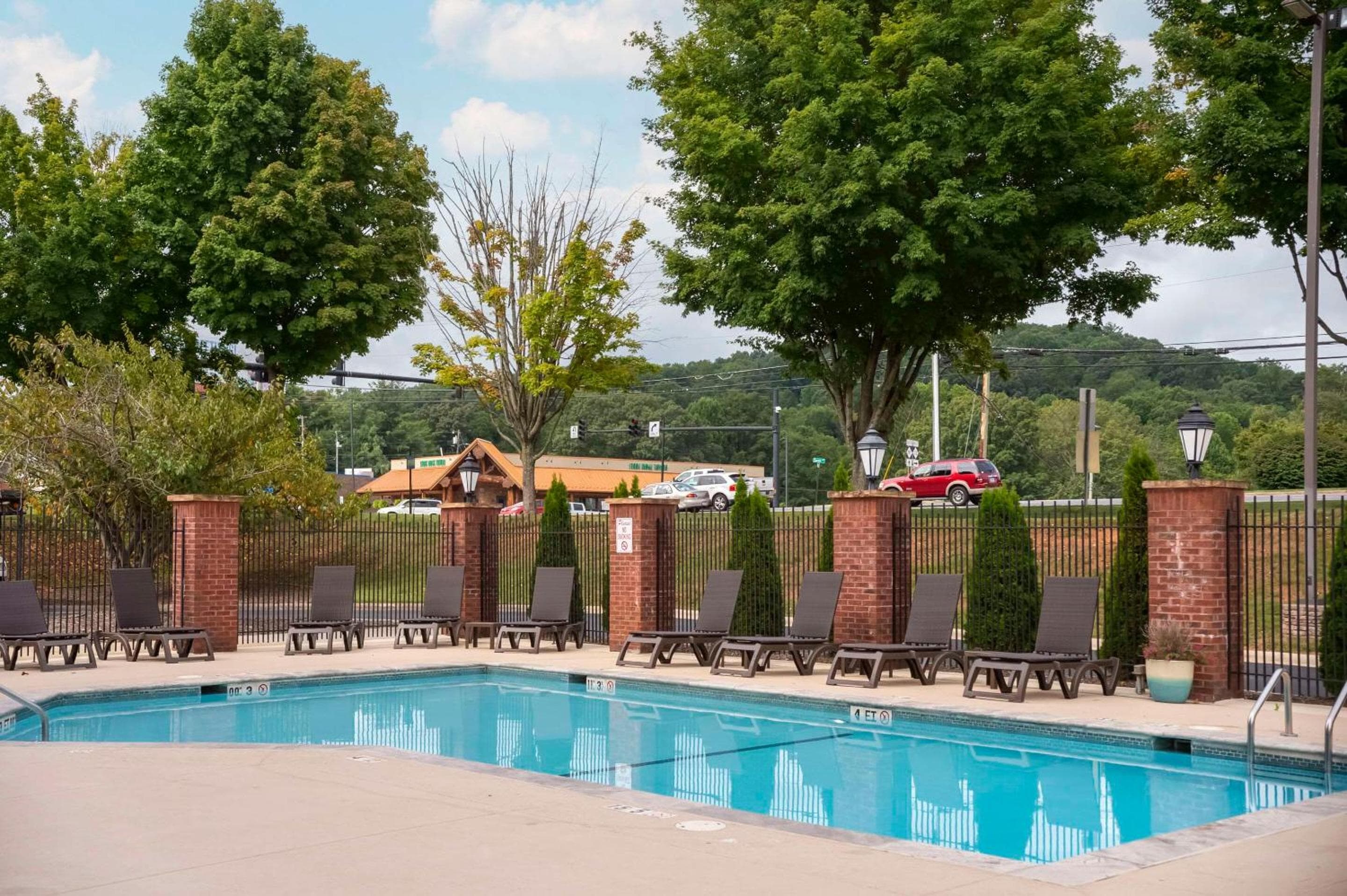 Comfort Suites Outlet Center