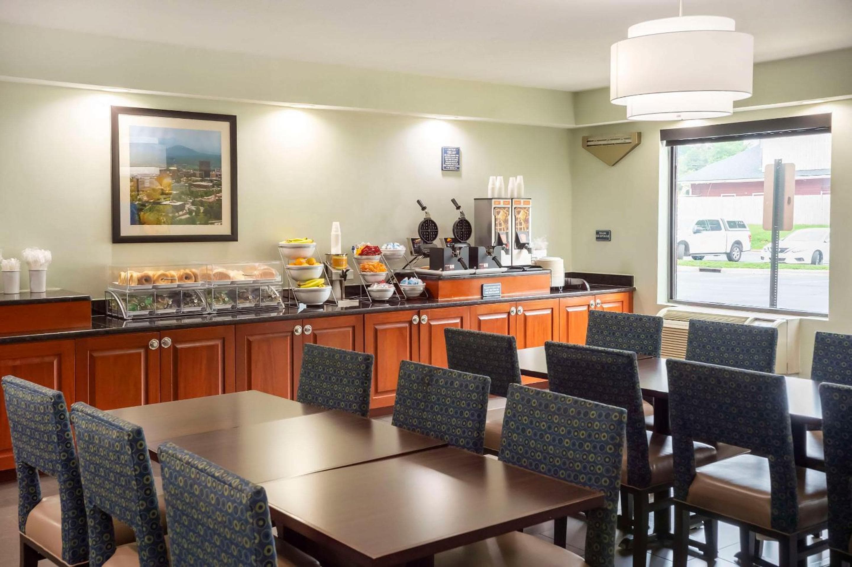 Comfort Suites Outlet Center