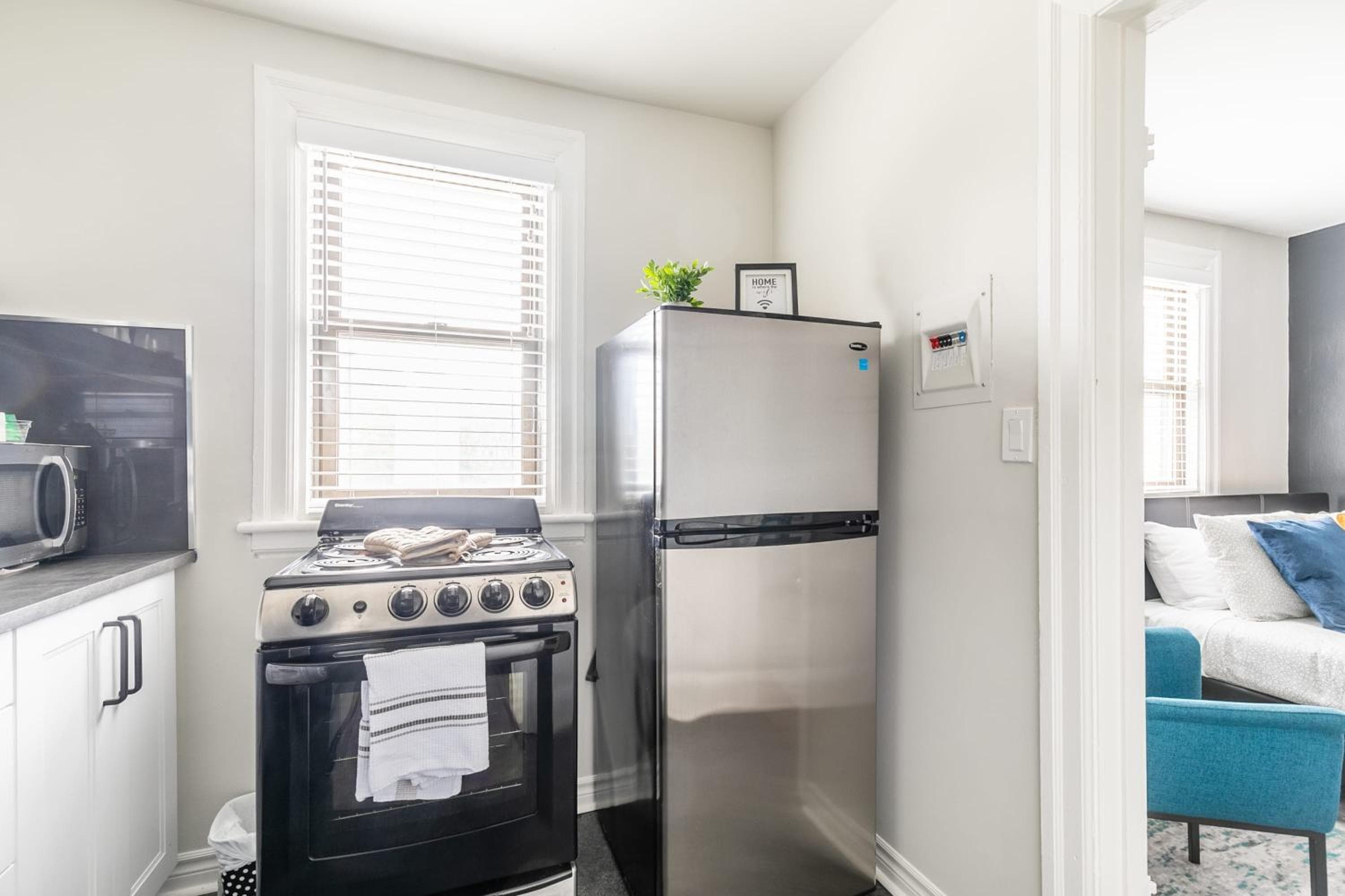 Prime Studio Near Gore Park & GO Station with Parking