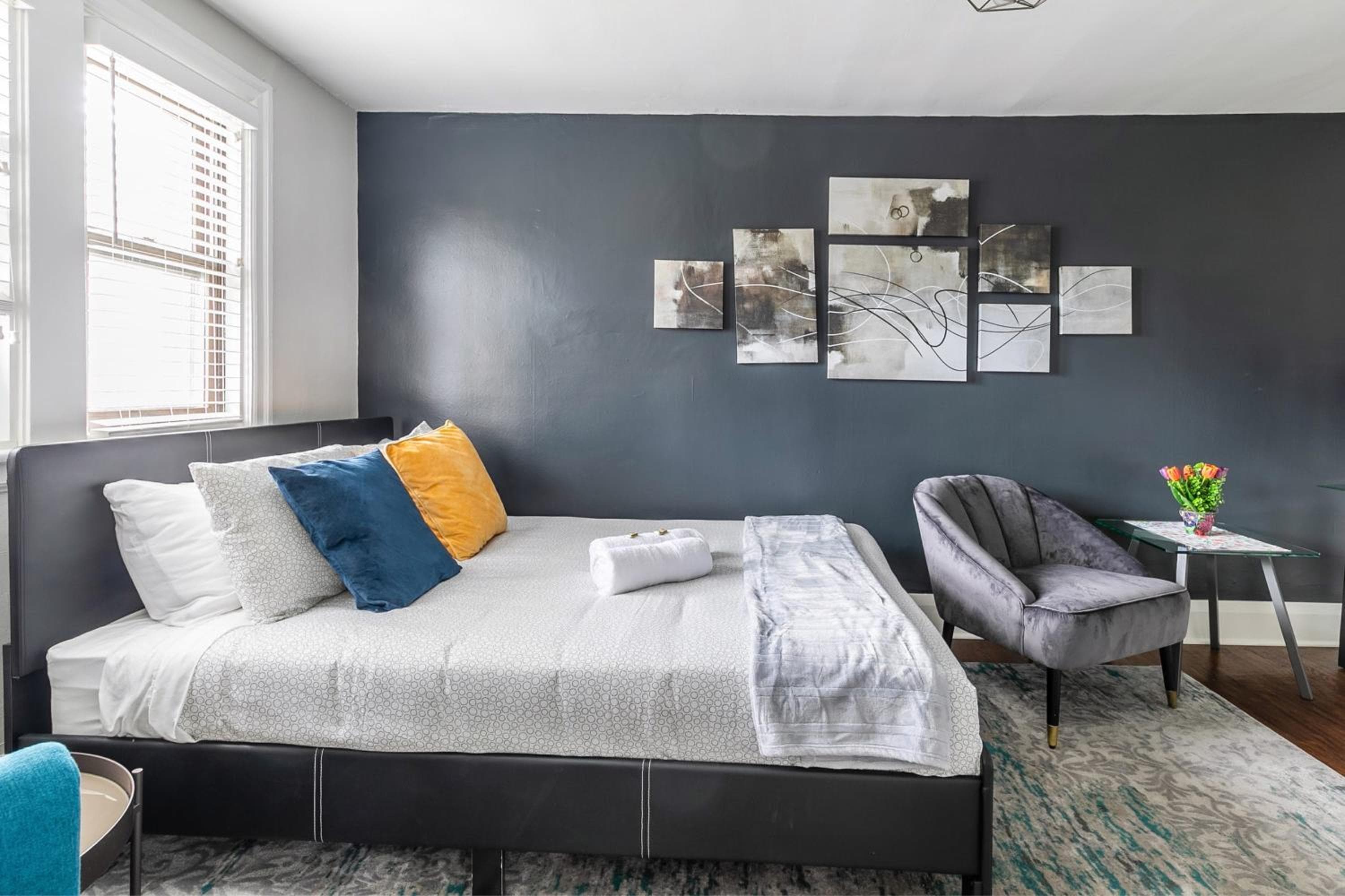 Prime Studio Near Gore Park & GO Station with Parking