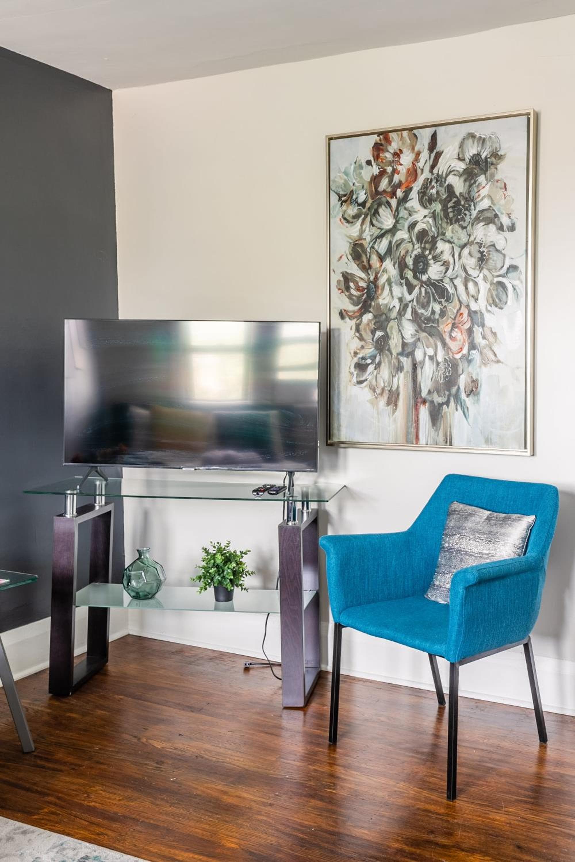 Prime Studio Near Gore Park & GO Station with Parking
