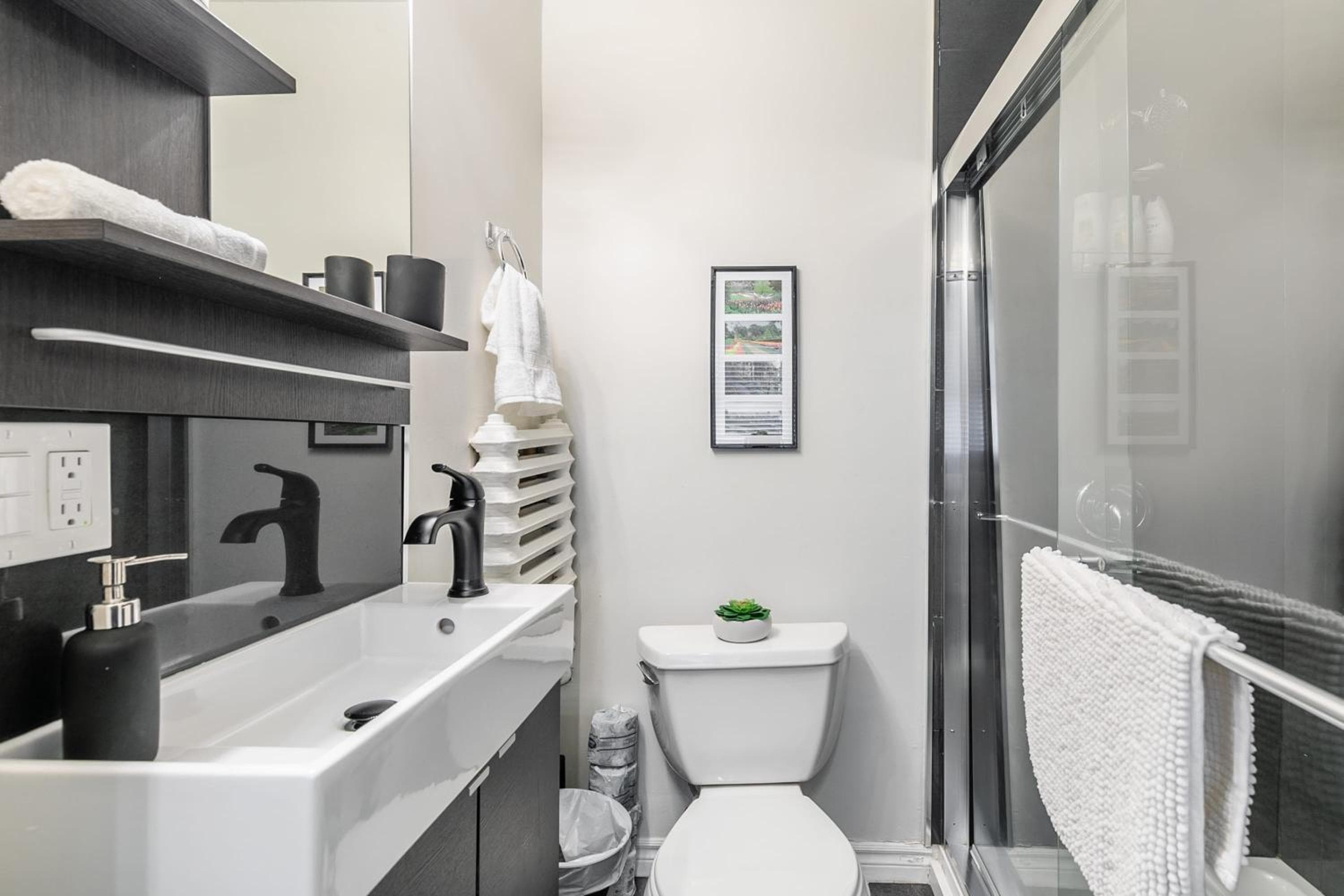 Prime Studio Near Gore Park & GO Station with Parking