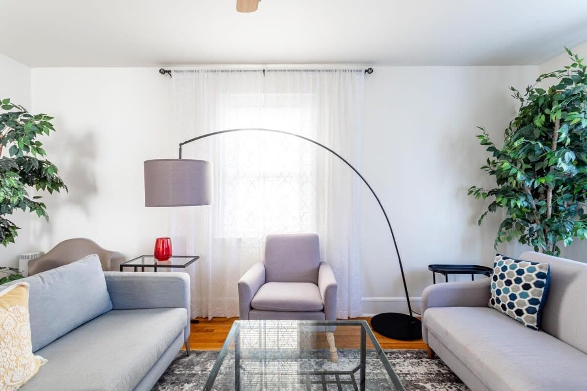 The B&W Haven 3BR private office by LI Ferry