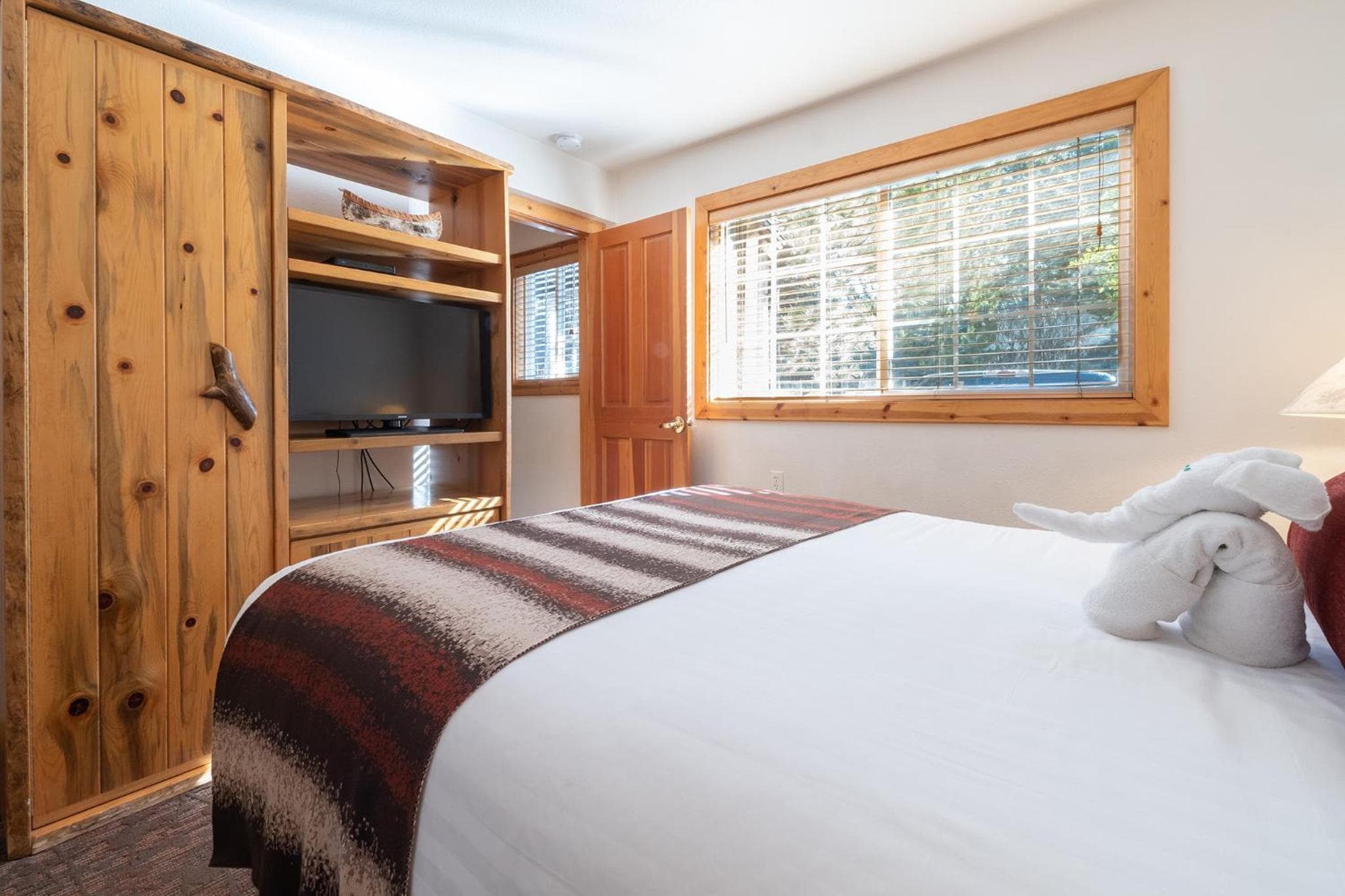 Red Wolf Lakeside Lodge