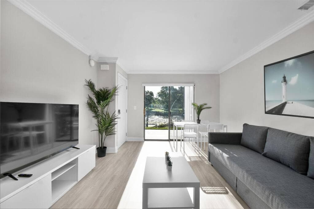 Modern Waterfront Oasis Pool BBQ Fast Wifi