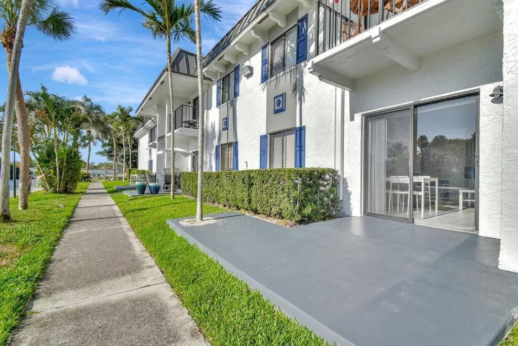 Modern Waterfront Oasis Pool BBQ Fast Wifi
