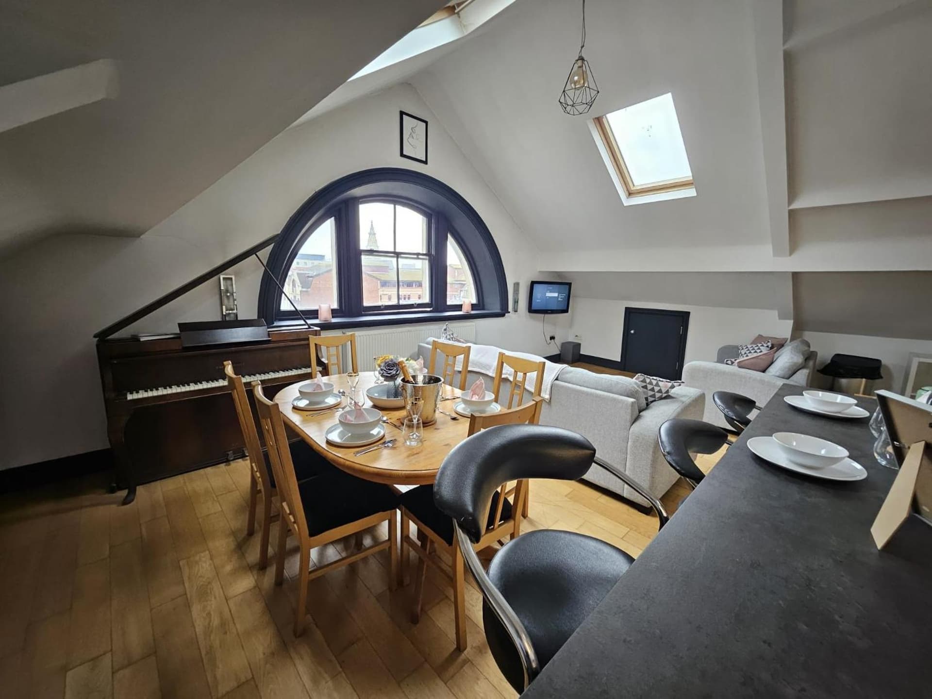 2 Bedroom City Centre Penthouse Loft Apartment