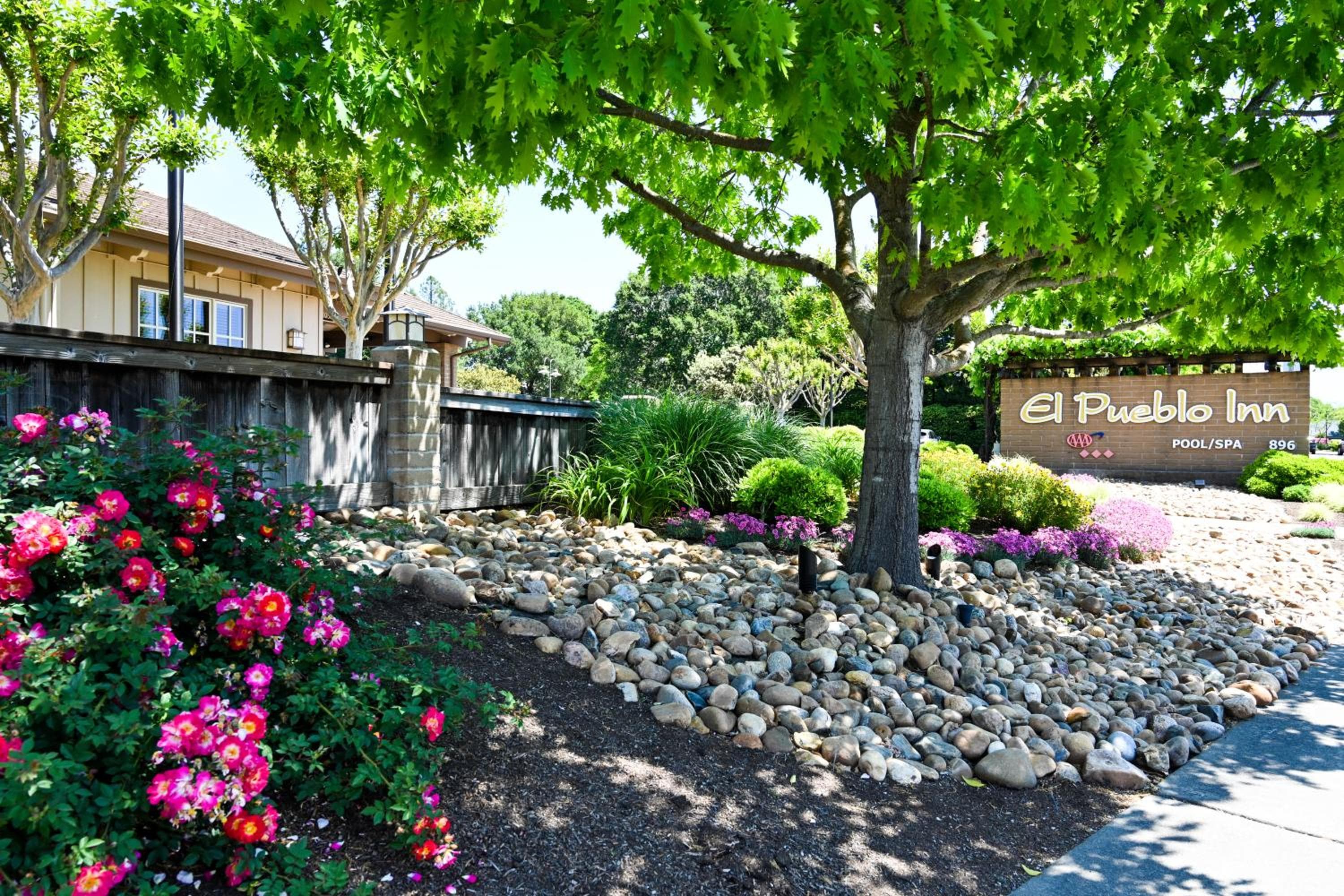 El Pueblo Inn