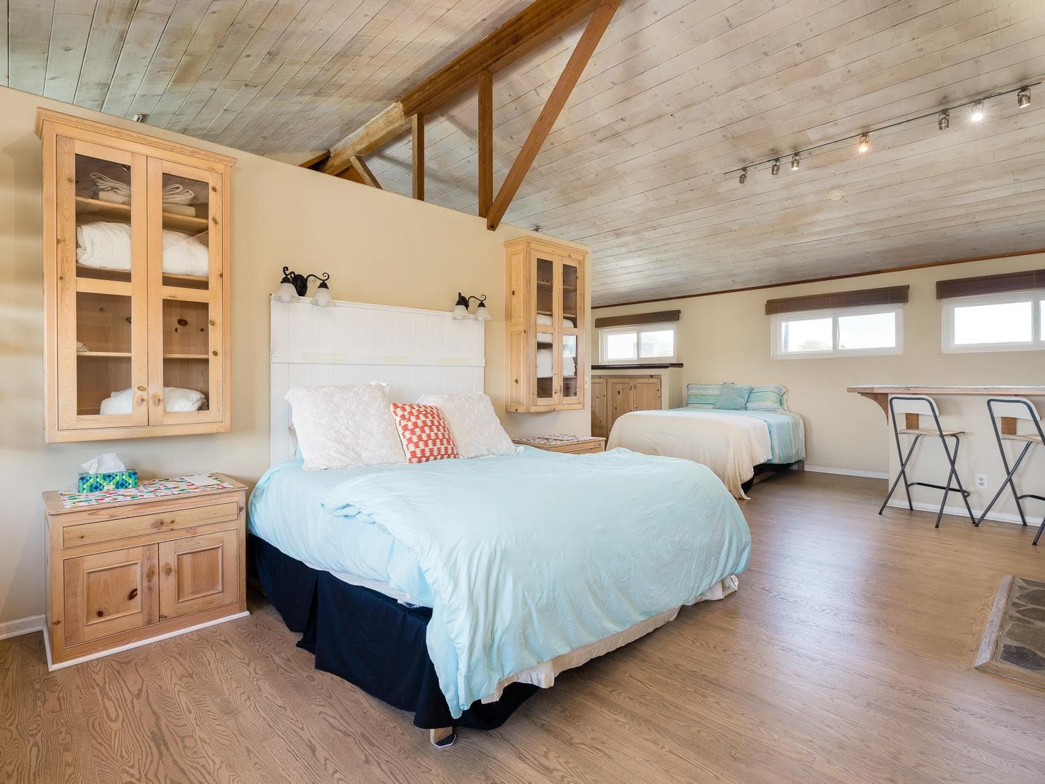Lg BEACH Home, POOL, Hot Tub, Close to Beaches & Downtown El Segundo Beach