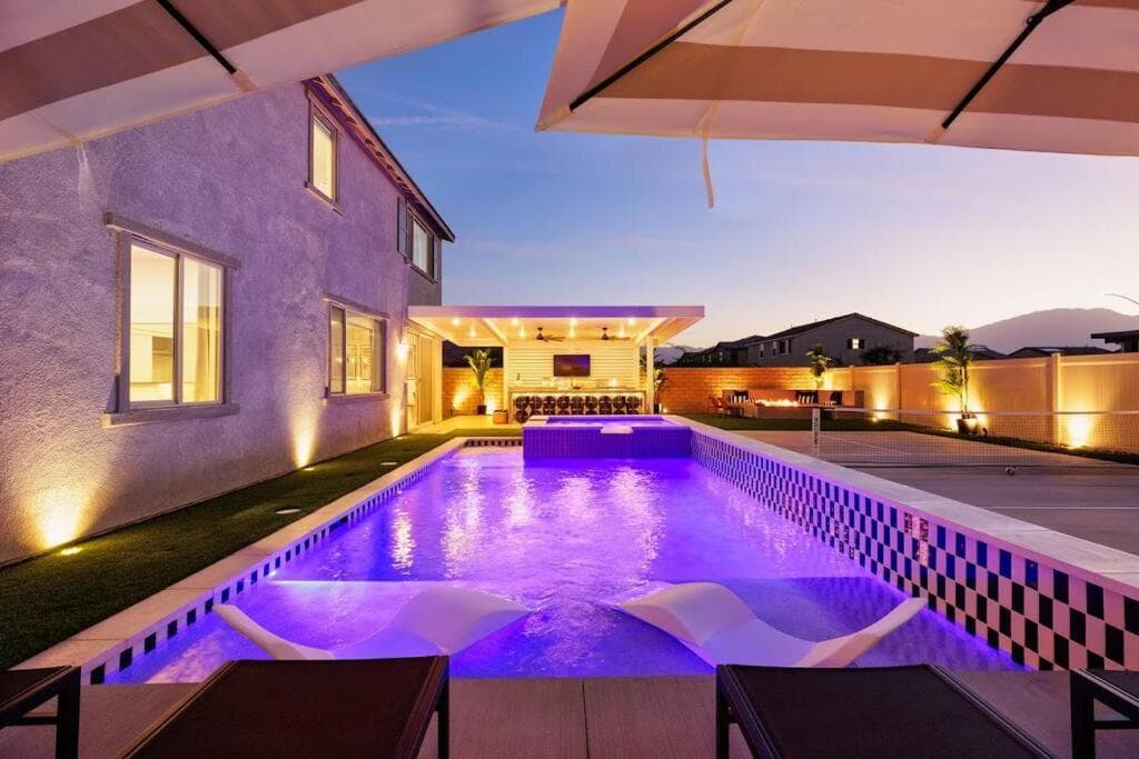 7BR Pickleball Firepit Outdoor Kitchen Game Room