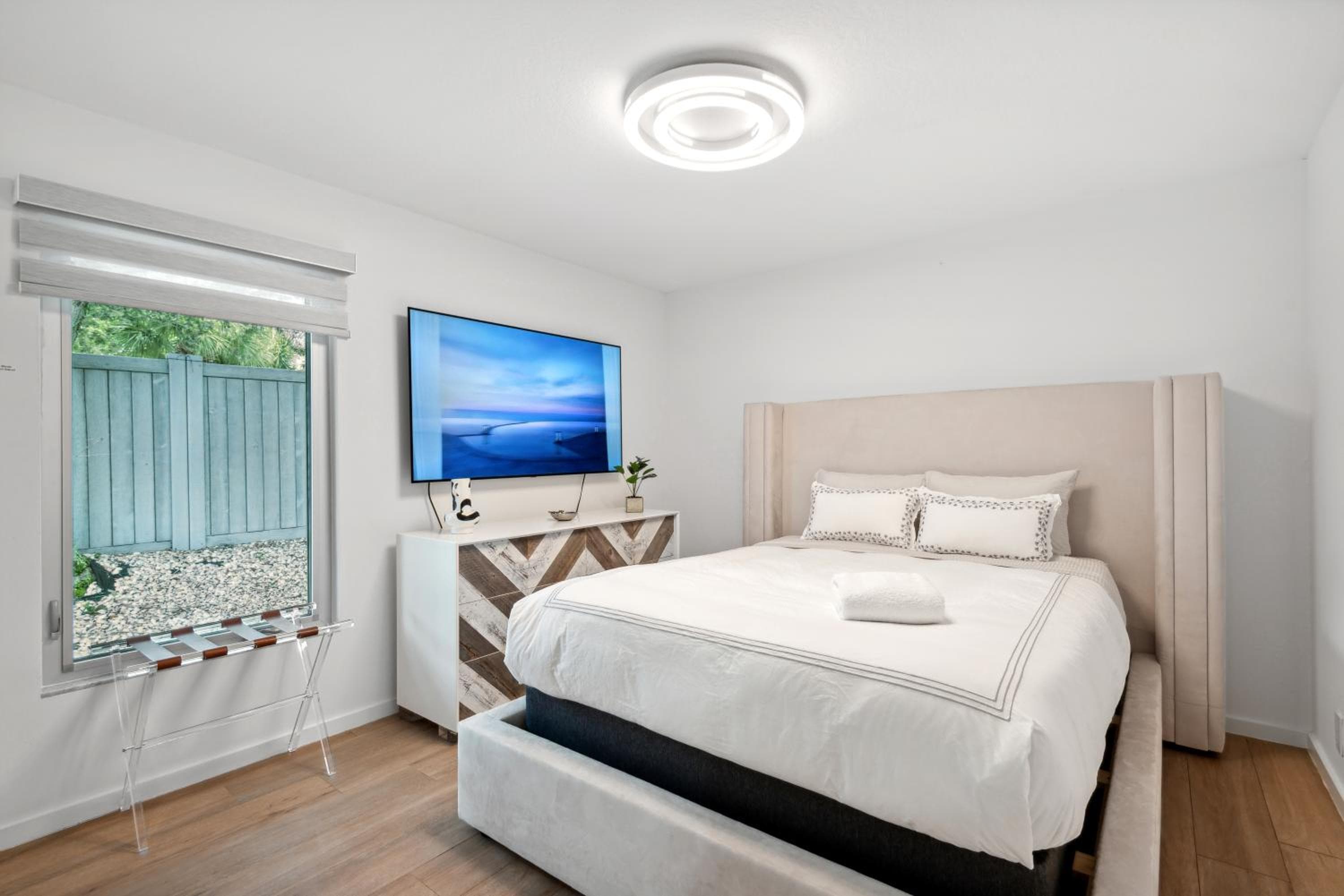 Luxury Modern Waterfront House in BEST Location! King Bed Suite & Close to Beach