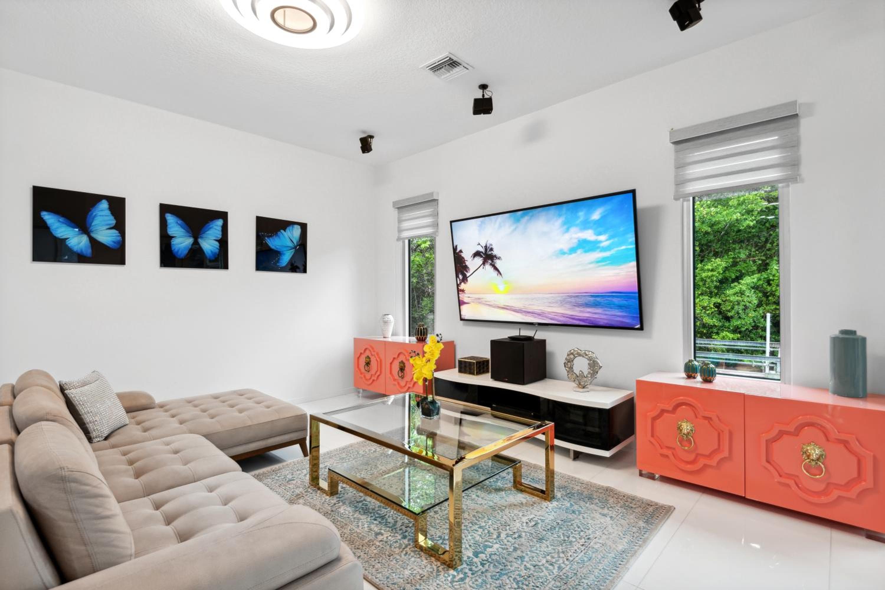 Luxury Modern Waterfront House in BEST Location! King Bed Suite & Close to Beach