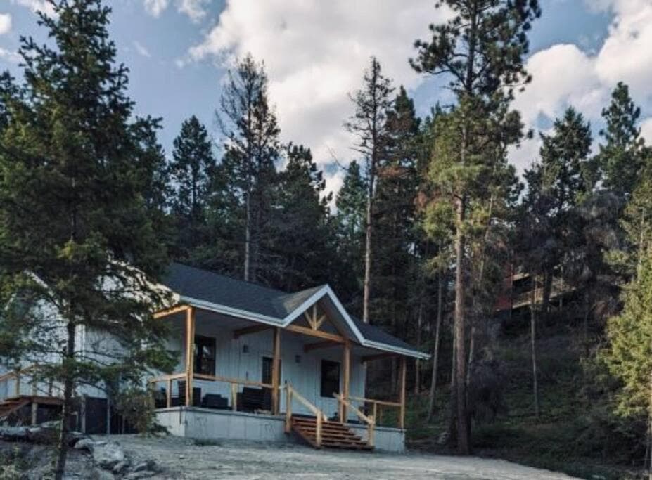 Cozy Cabin w Private Hot Tub and Fire Pit
