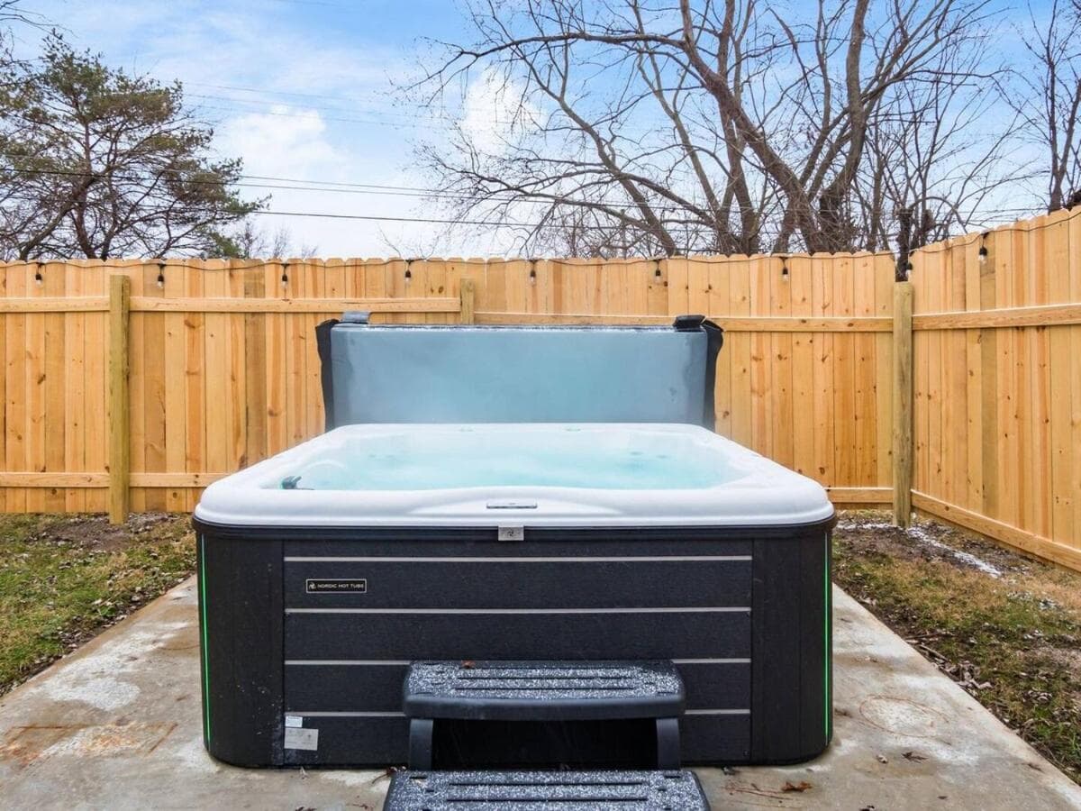 The Gahanna Cabana Hot Tub 5BR