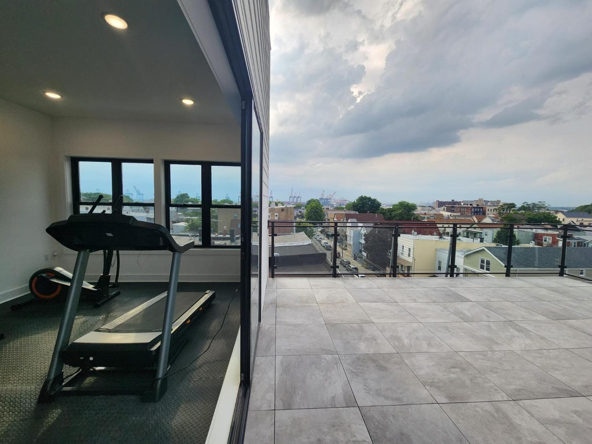 Vast Fully Furnished 2-Bed Close to NYC