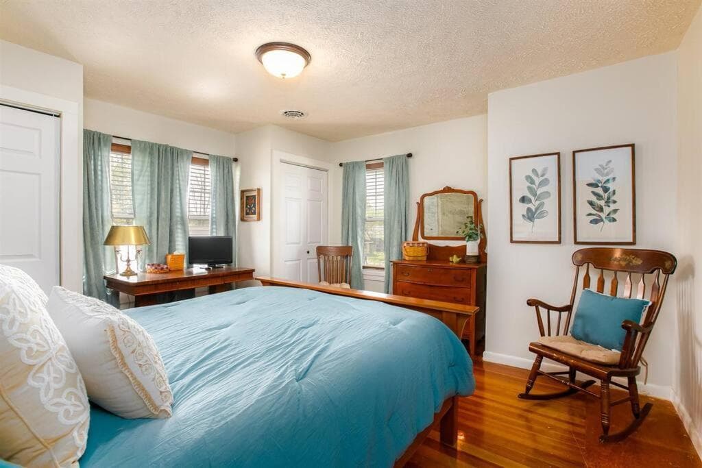 Spacious 4-Bedroom Home 1 Mi to ND Stadium!