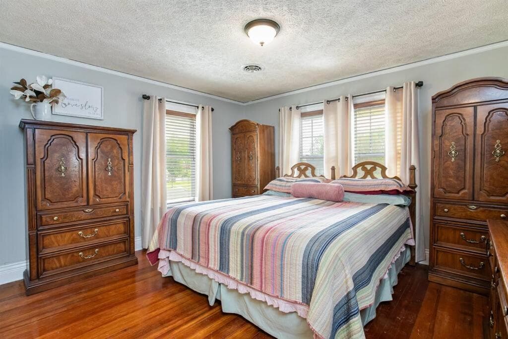 Spacious 4-Bedroom Home 1 Mi to ND Stadium!