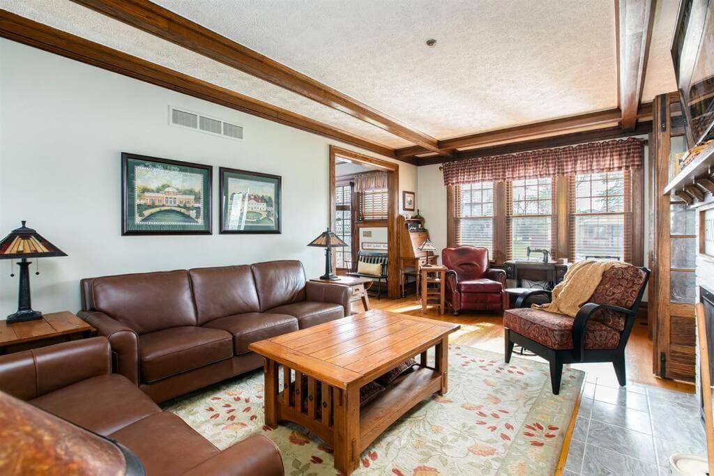 Spacious 4-Bedroom Home 1 Mi to ND Stadium!