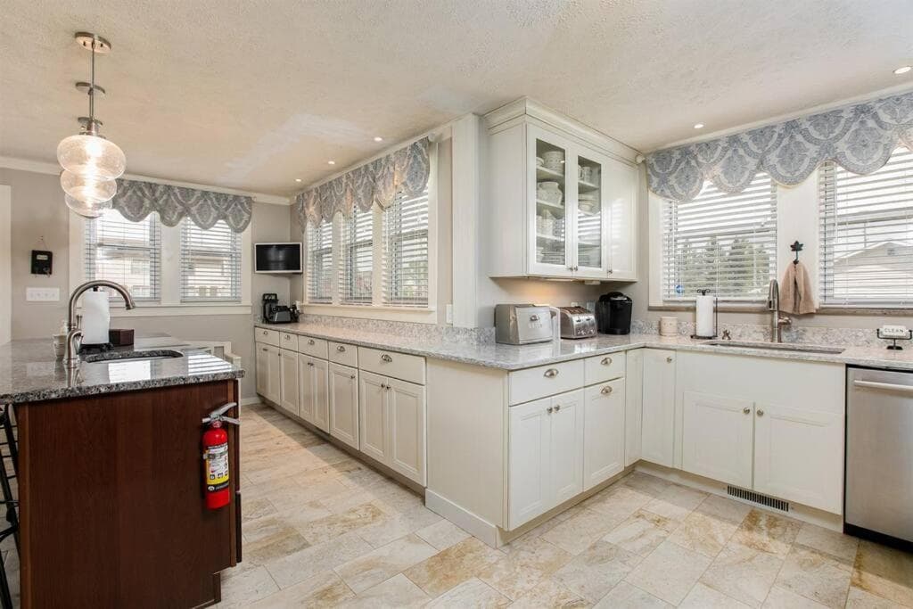 Spacious 4-Bedroom Home 1 Mi to ND Stadium!