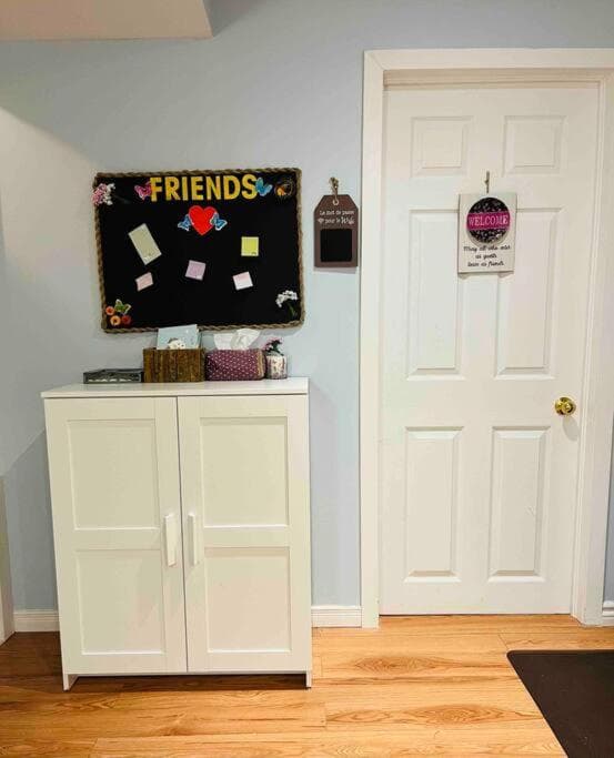 Emily's Cozy Basement Suit-close by DT and DIX30-free parking