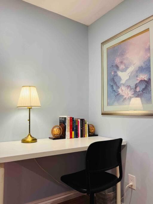 Emily's Cozy Basement Suit-close by DT and DIX30-free parking