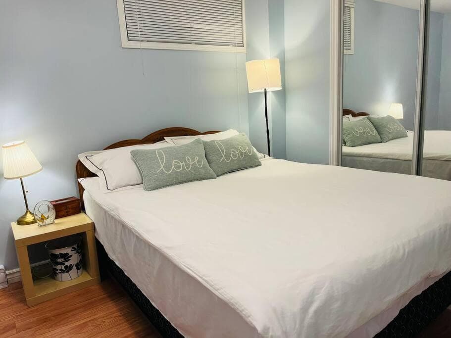 Emily's Cozy Basement Suit-close by DT and DIX30-free parking