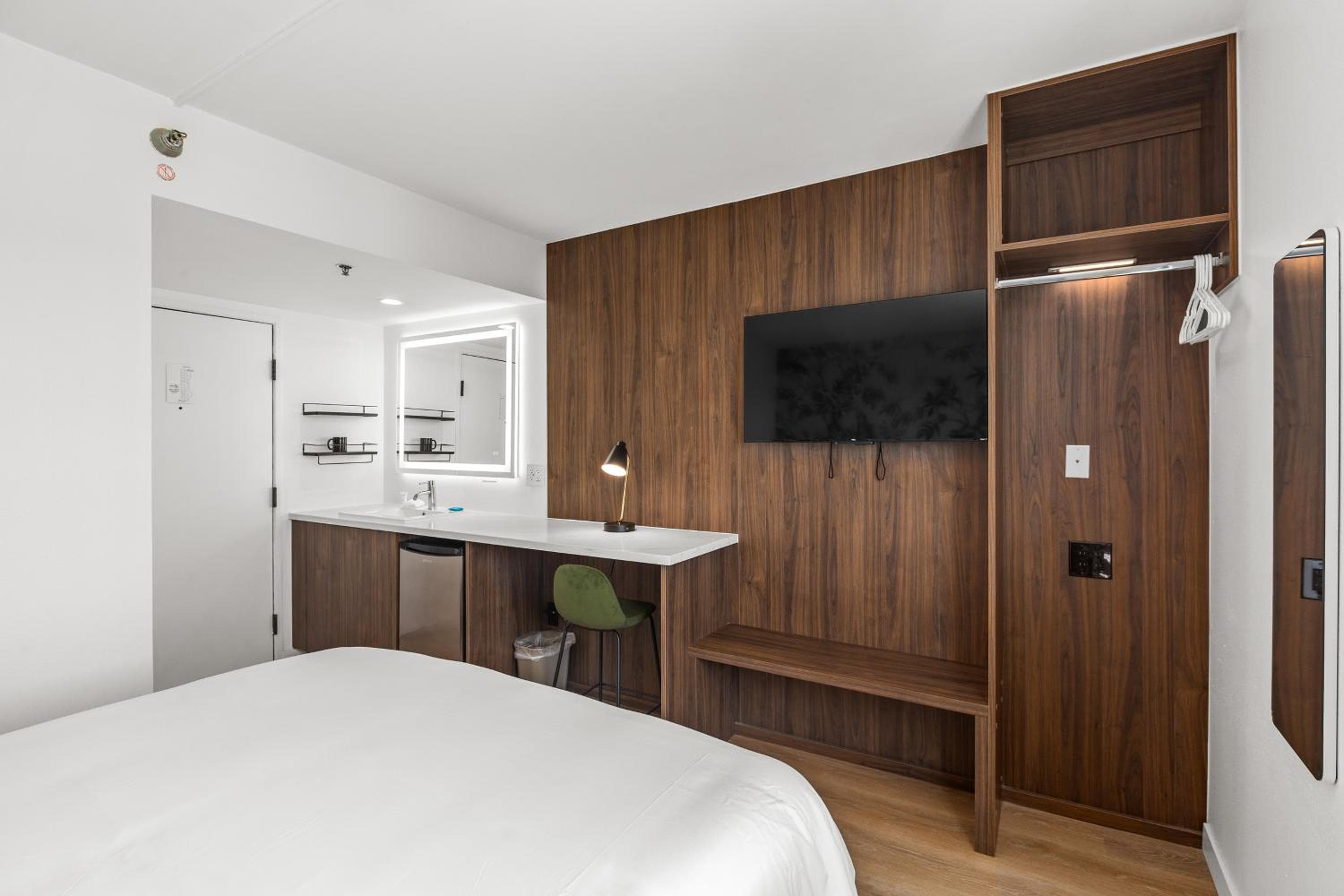 Uptown Inn - Limited Service Apart-Hotel