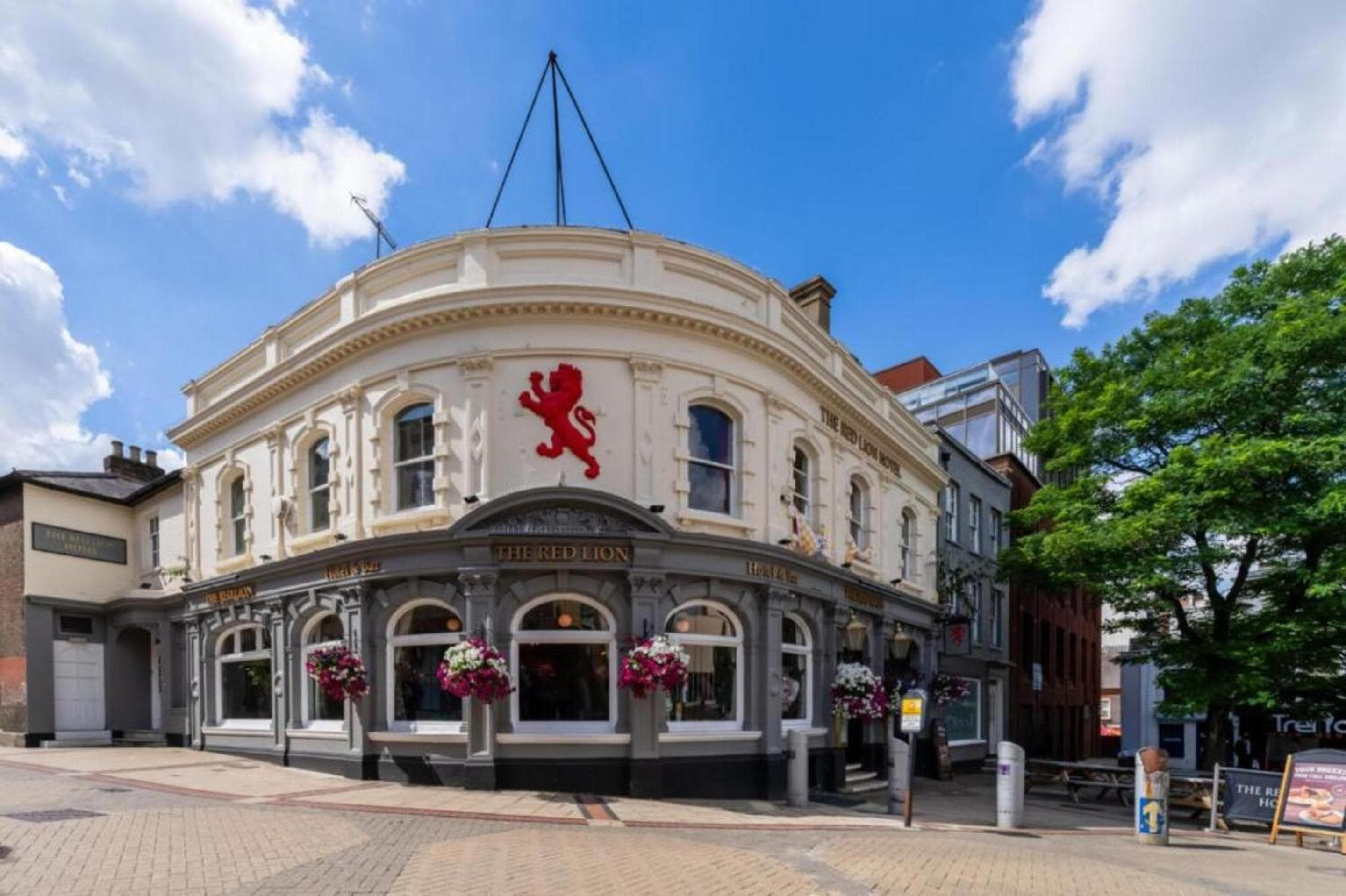 OYO The Red Lion Hotel