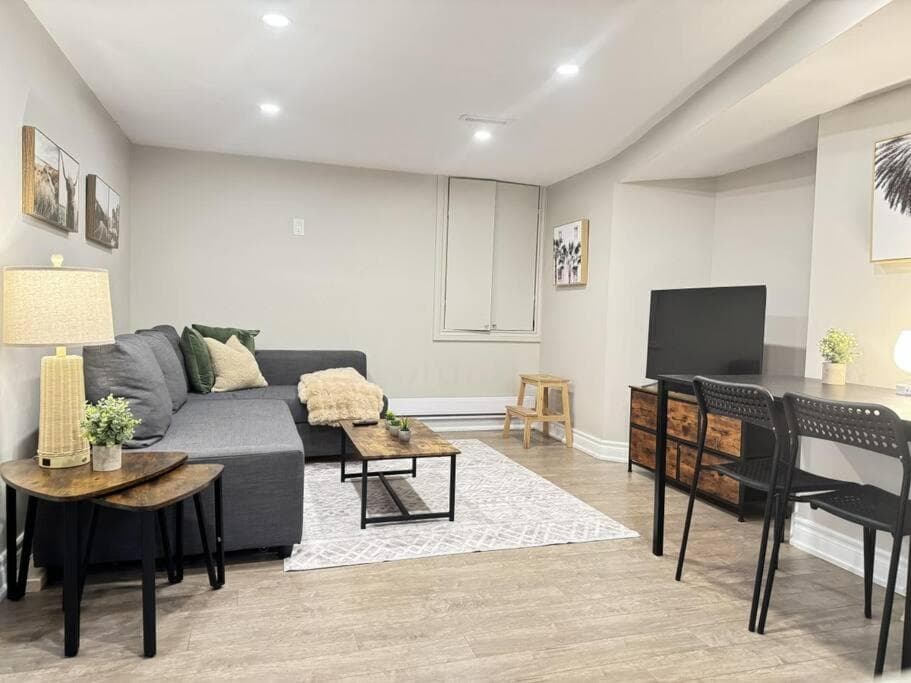 Cosy Guest Suite Near Shops, Transit, Hwy and GO!