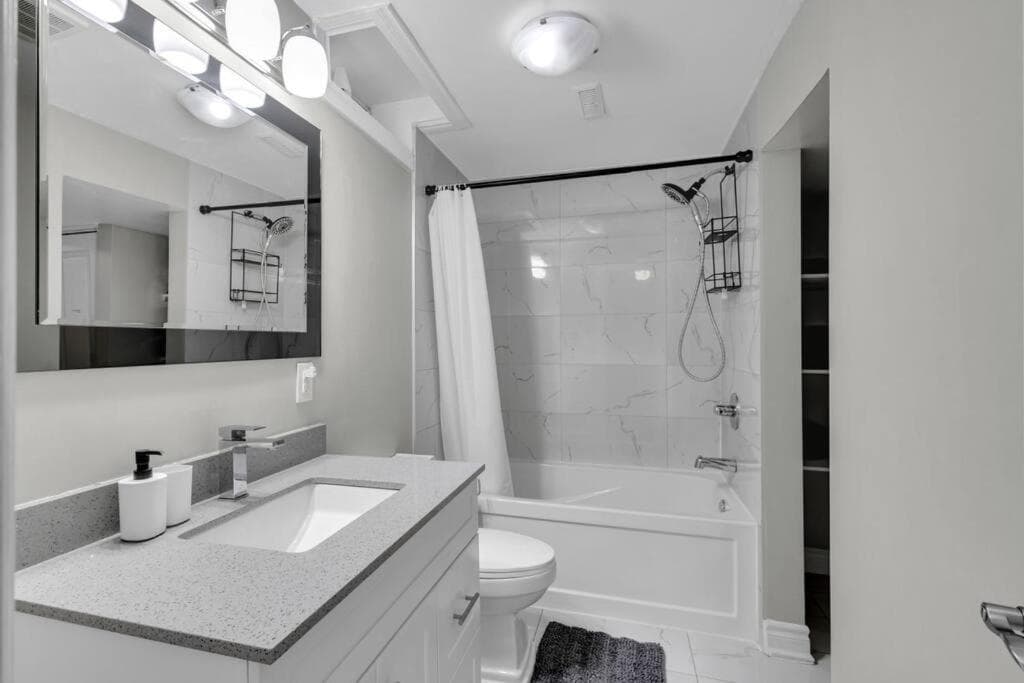Cosy Guest Suite Near Shops, Transit, Hwy and GO!