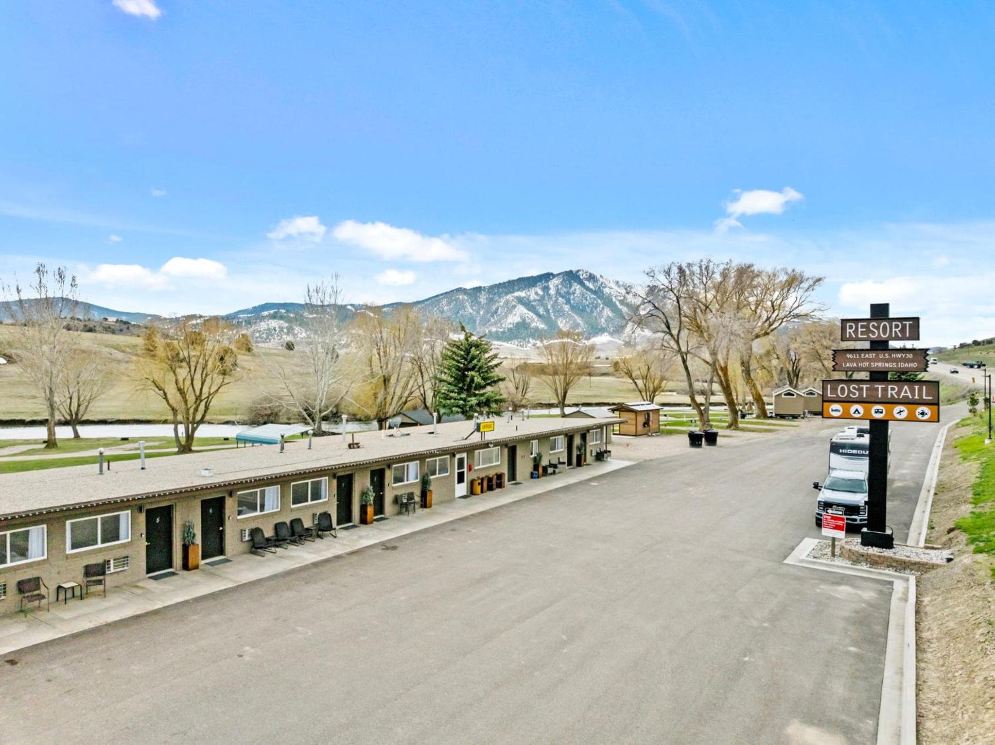 Lost Trail Resort - Riverside Rooms - Near Hot Pools