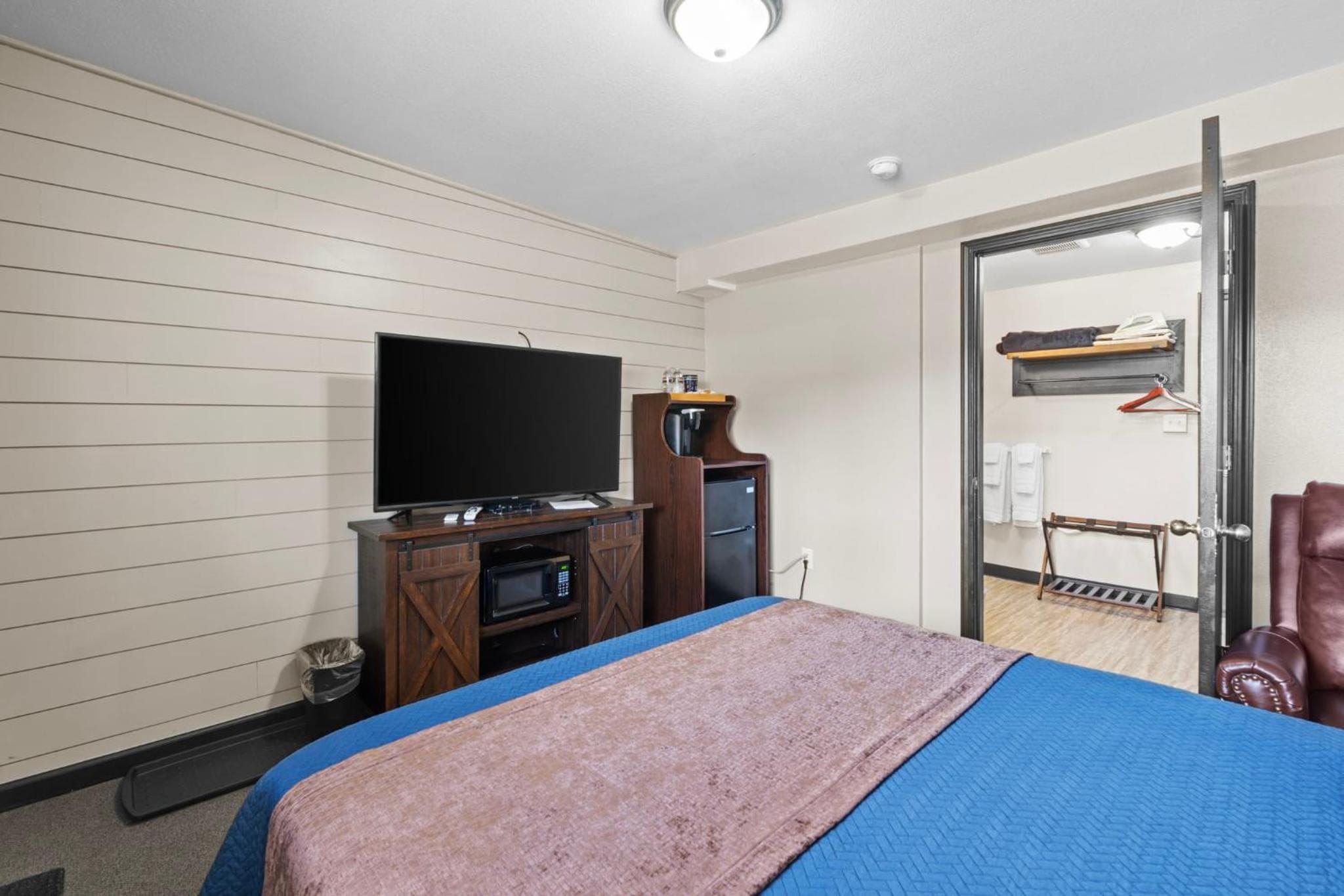Lost Trail Resort - Riverside Rooms - Near Hot Pools