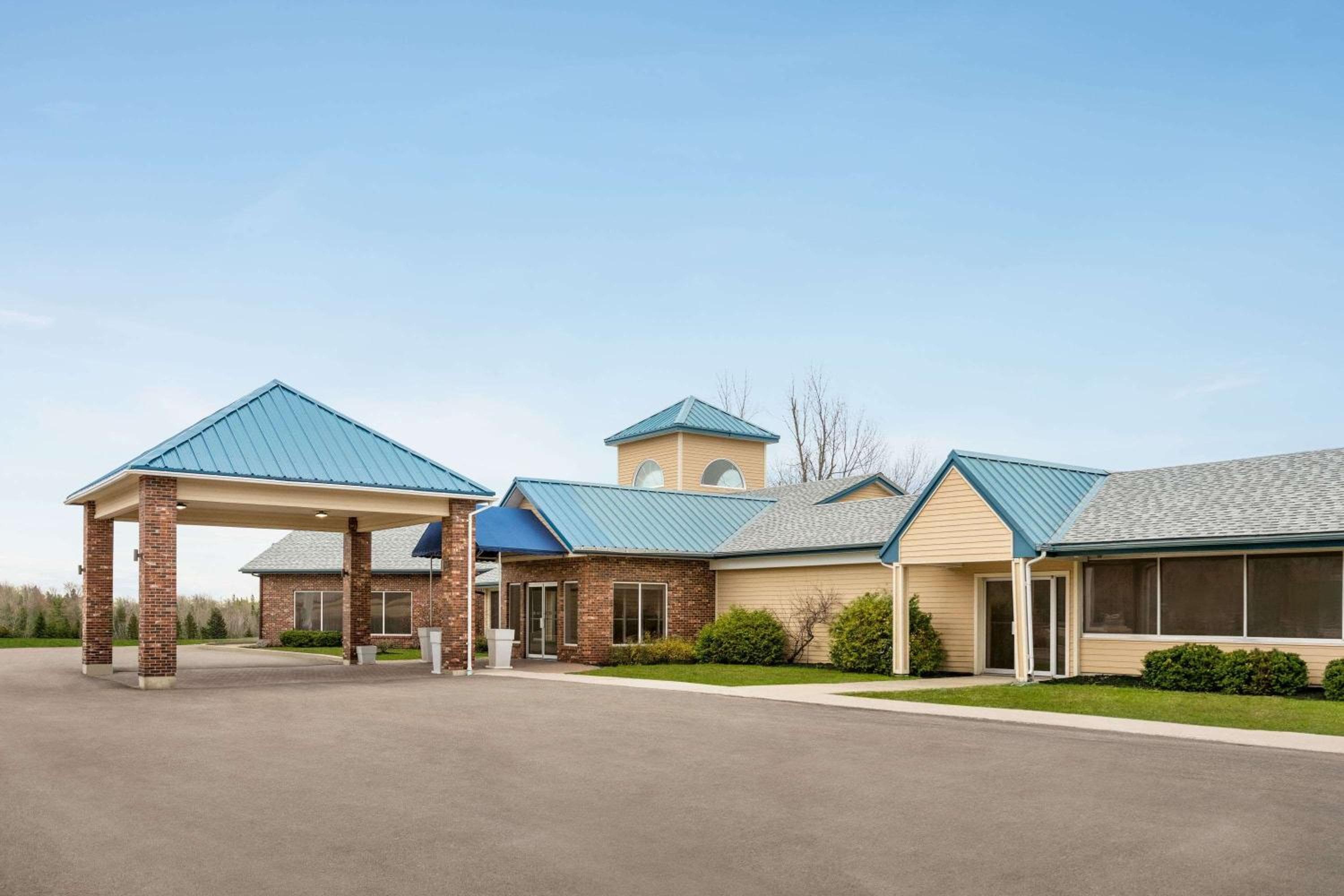 Days Inn & Suites by Wyndham Moncton