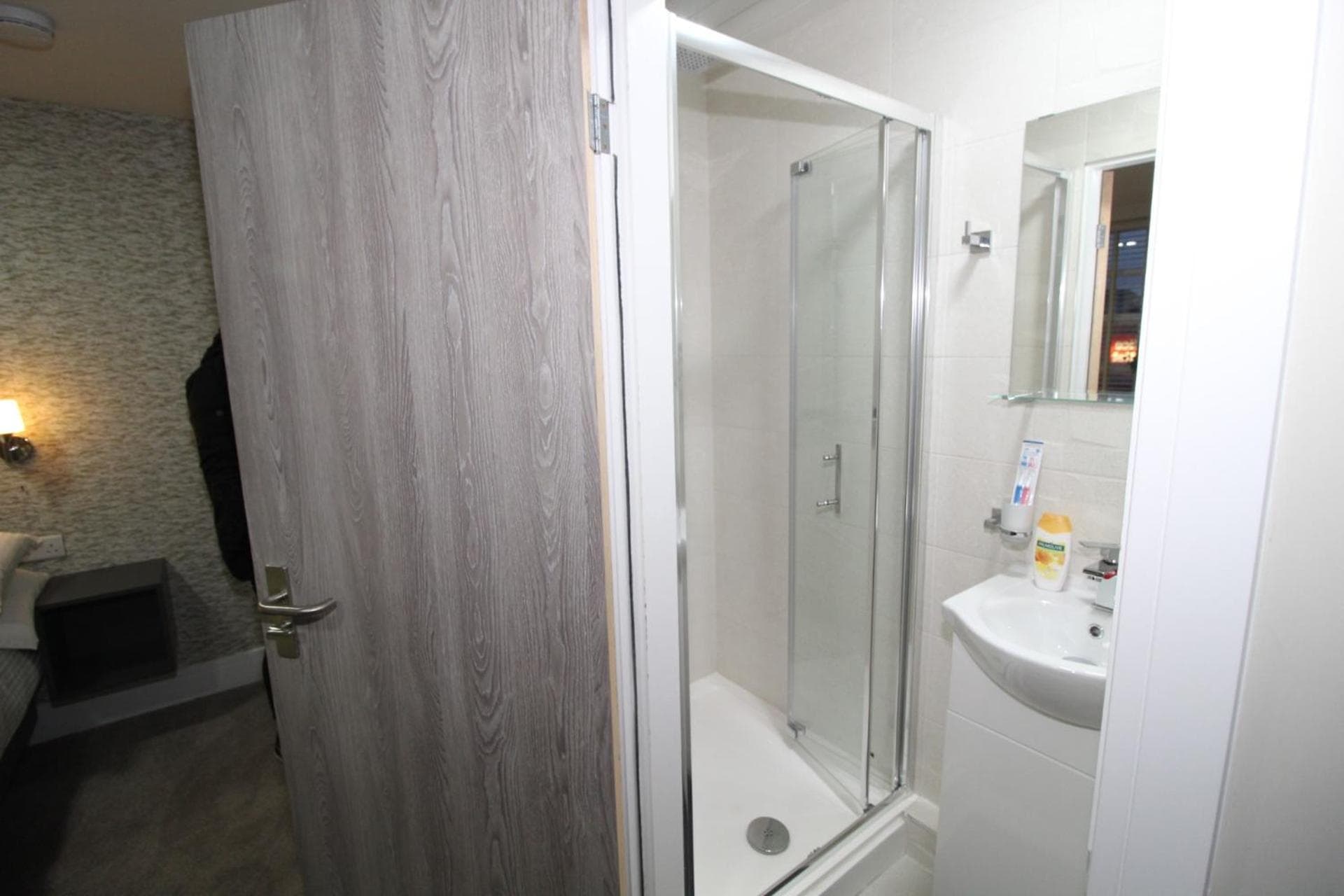 Charming Modern 2BR Flat in Central Preston