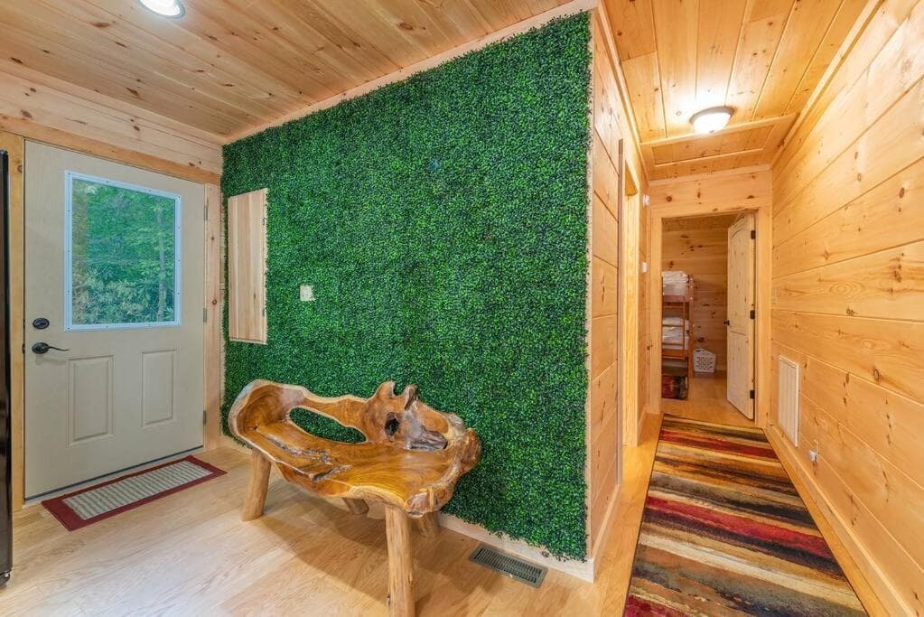 Rooster Nest New Spacious Cabin