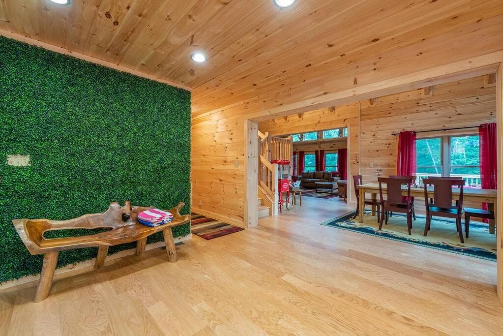 Rooster Nest New Spacious Cabin
