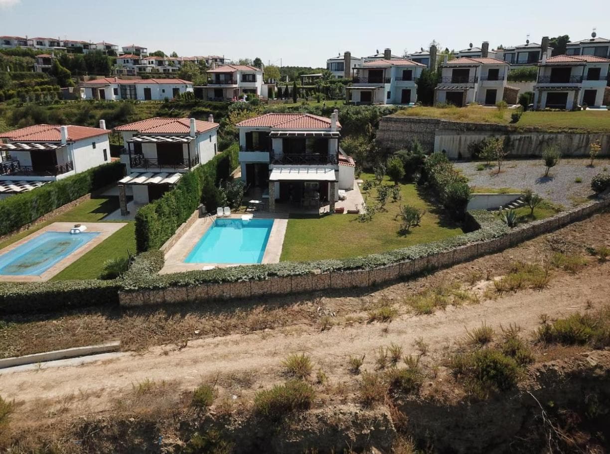 Luxurious villa with private swimming pool,garden & sea-view