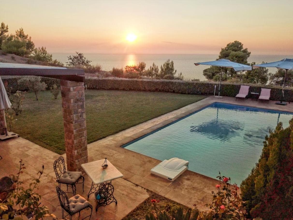 Luxurious villa with private swimming pool,garden & sea-view