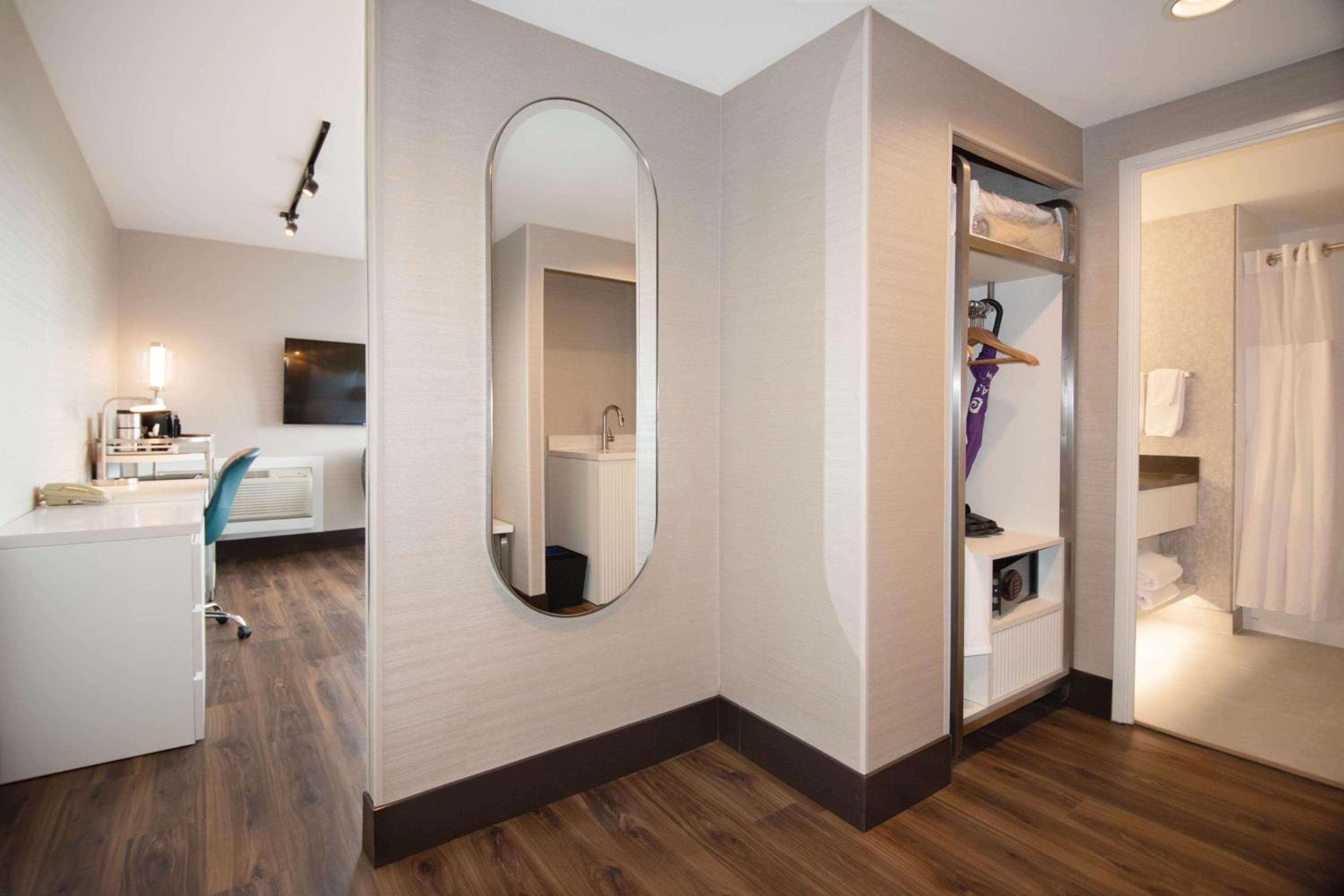 Coast Victoria Hotel & Marina by APA